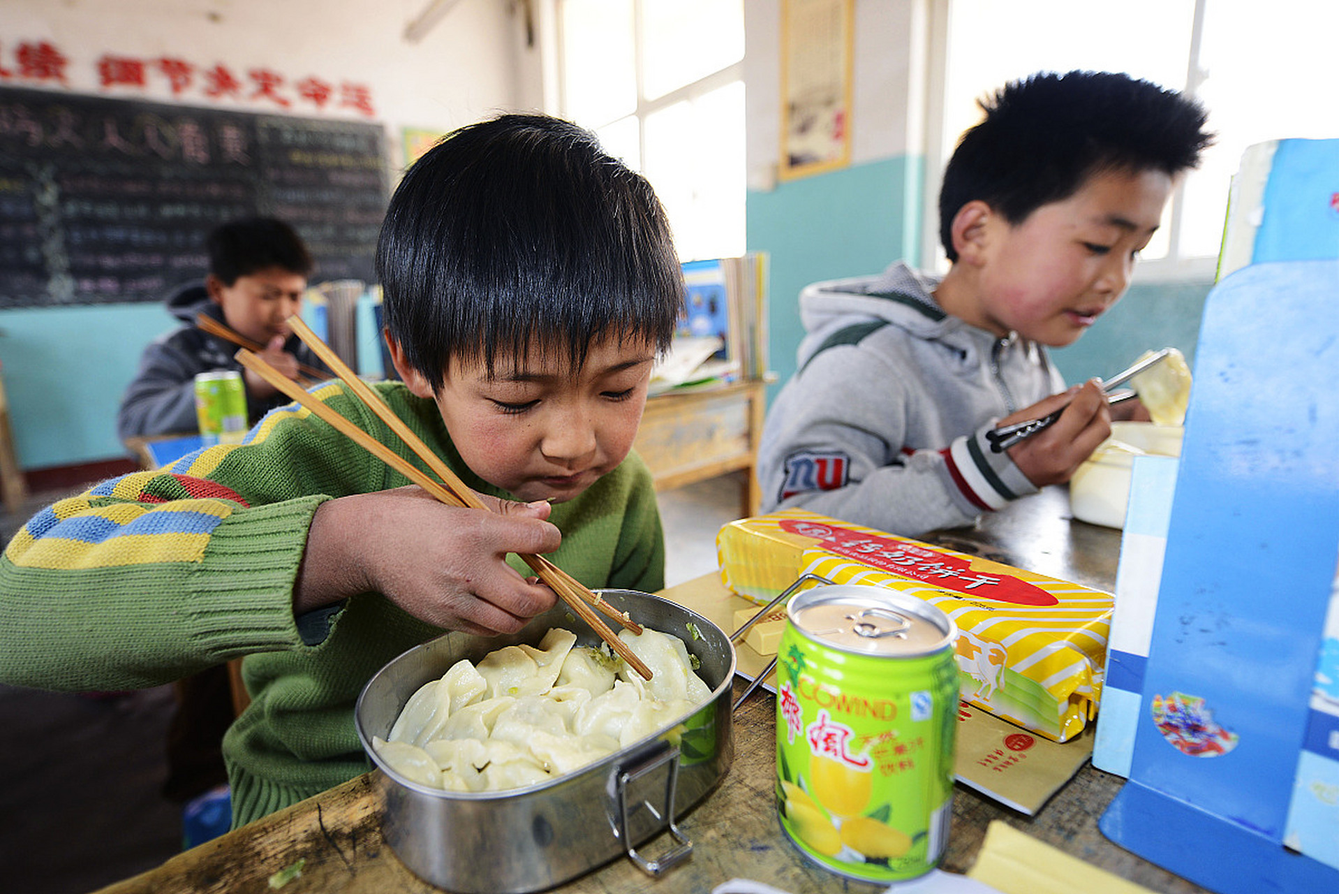 贫困地区儿童吃饭图片