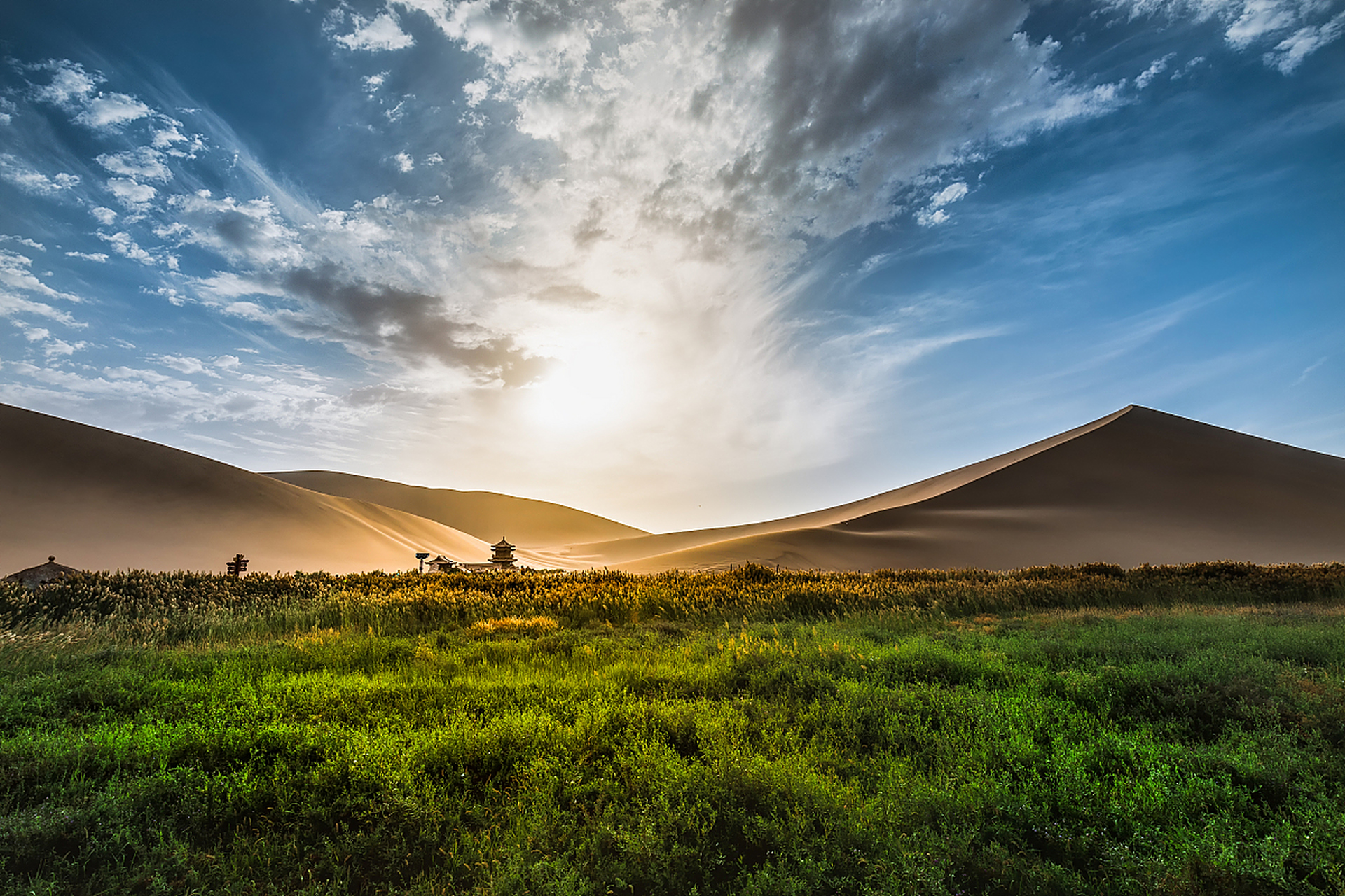 在遥远的甘肃沙漠之中,一个令人刮目相看的壮丽景象正在徐徐展开.