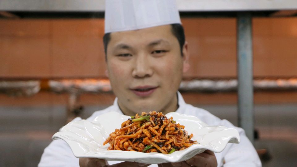 带你探秘酒店厨房经典川菜:“鱼香肉丝”的做法,大厨详细教学