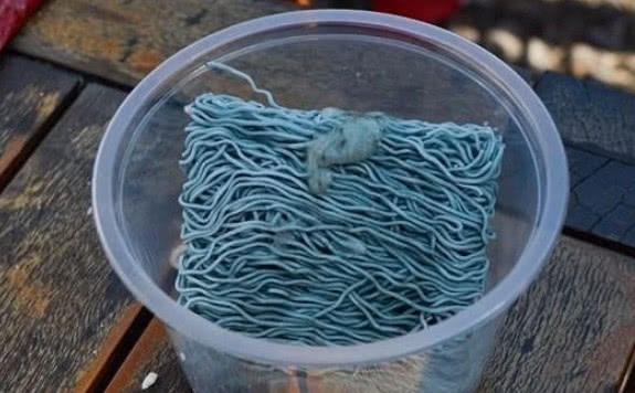 大胃王直播吃"丧尸"泡面,被吐槽是黑作坊作品,让人难以接受!