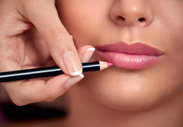 涂口红时,不要往嘴上直接擦!学这一种涂法,好看还不易沾杯