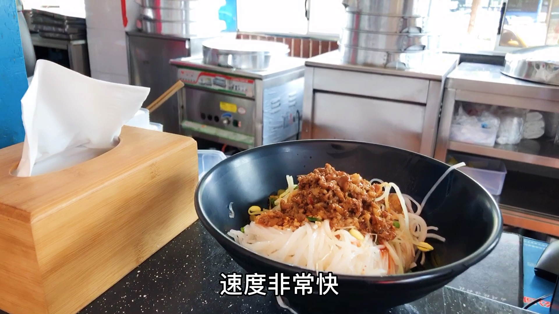 探店云南当地特色美食小吃,蒸饵丝,配上免费的泡菜,好吃又解腻