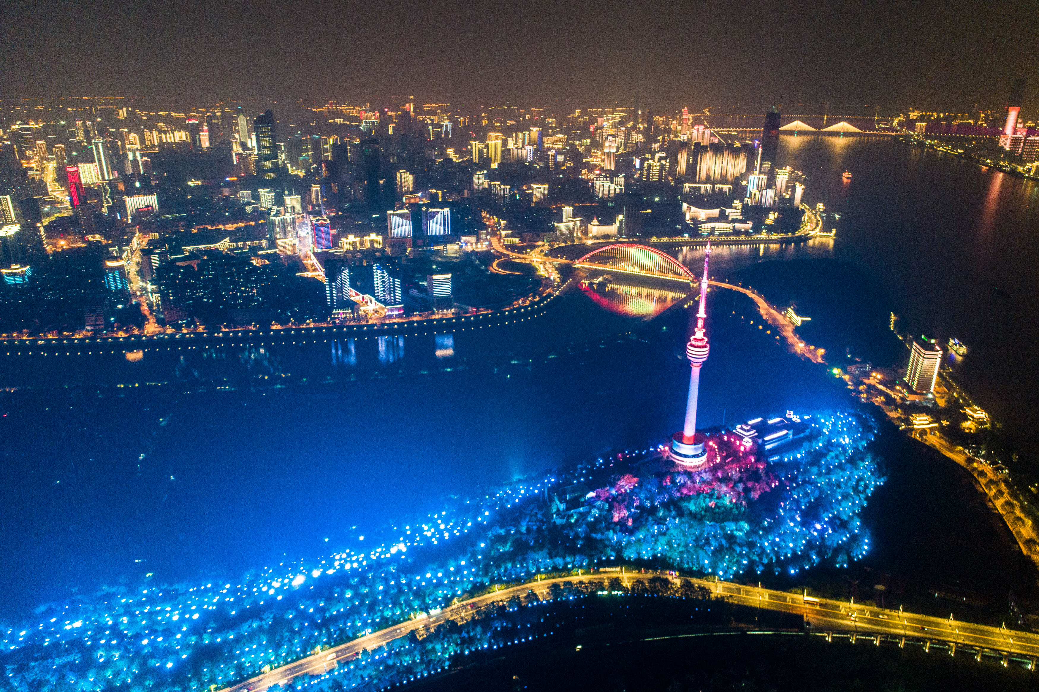 江城"归来" 不负韶华——武汉"解封"半月记