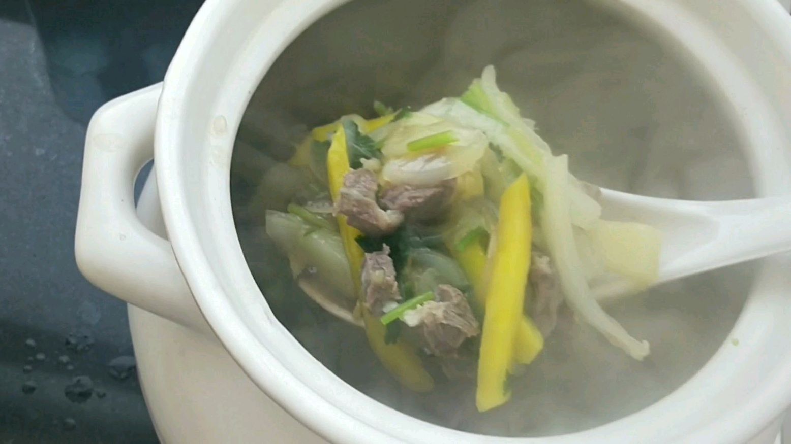 下楼看到有卖羊肉的,买了4斤回来做羊汤面吃,暖暖的好吃