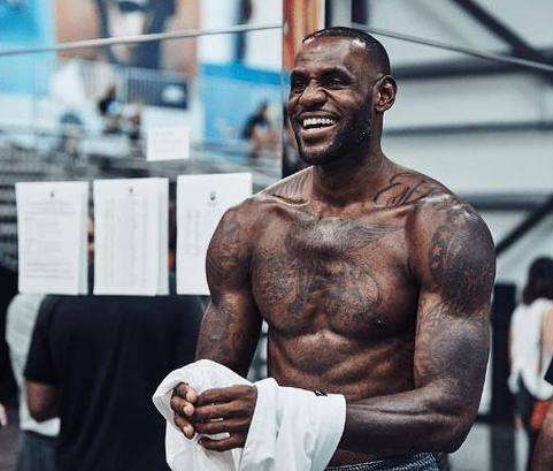 nba里的肌肉型男,詹姆斯上榜,巨石强森和他相比也显得很弱小!