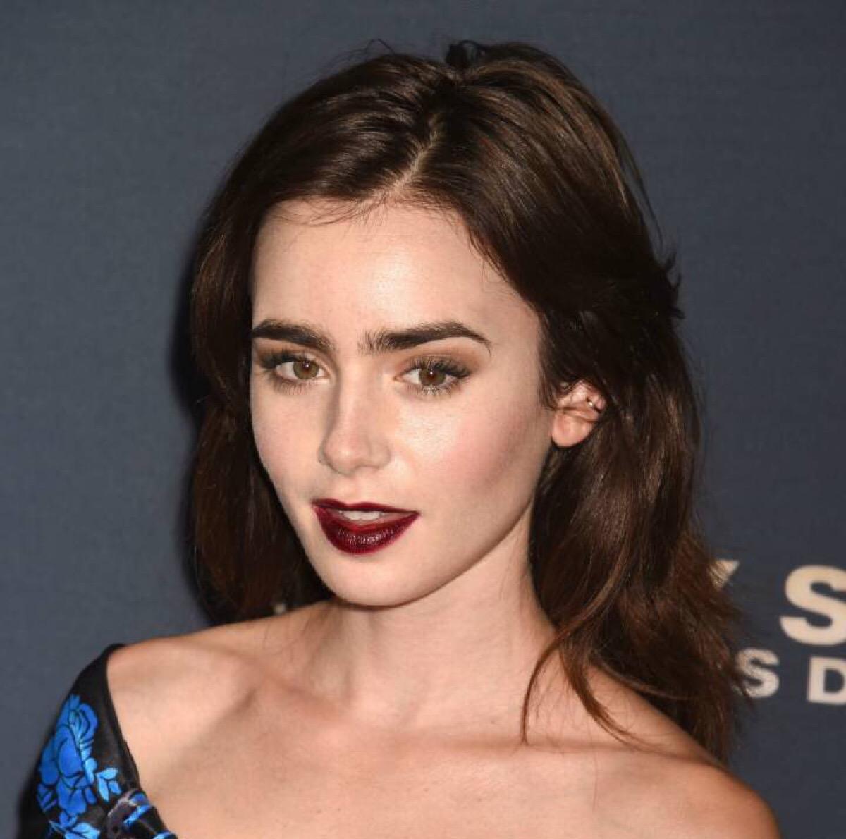 她有着两条与众不同的粗眉毛,她还有和奥黛丽·赫