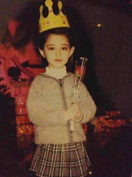 这一张是哈妮克孜被家人抱在怀中过生日吹蜡烛的照片,光是简简单单的