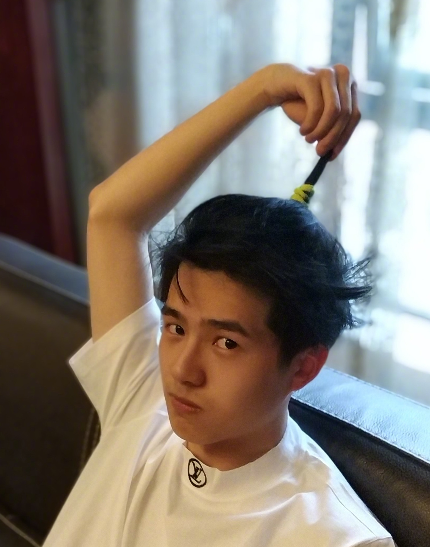 这张的刘昊然真的非常可爱啊,小辫子梳在头顶,卖萌的表情,相比于帅气