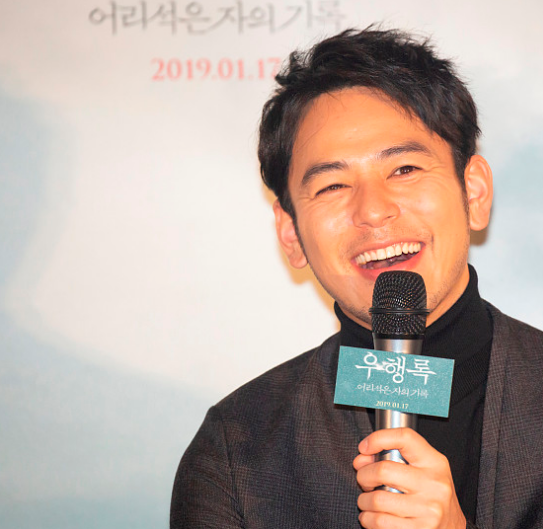 妻夫木聪赴韩宣传新片《愚行录》绅士造型尽显儒雅成熟魅力