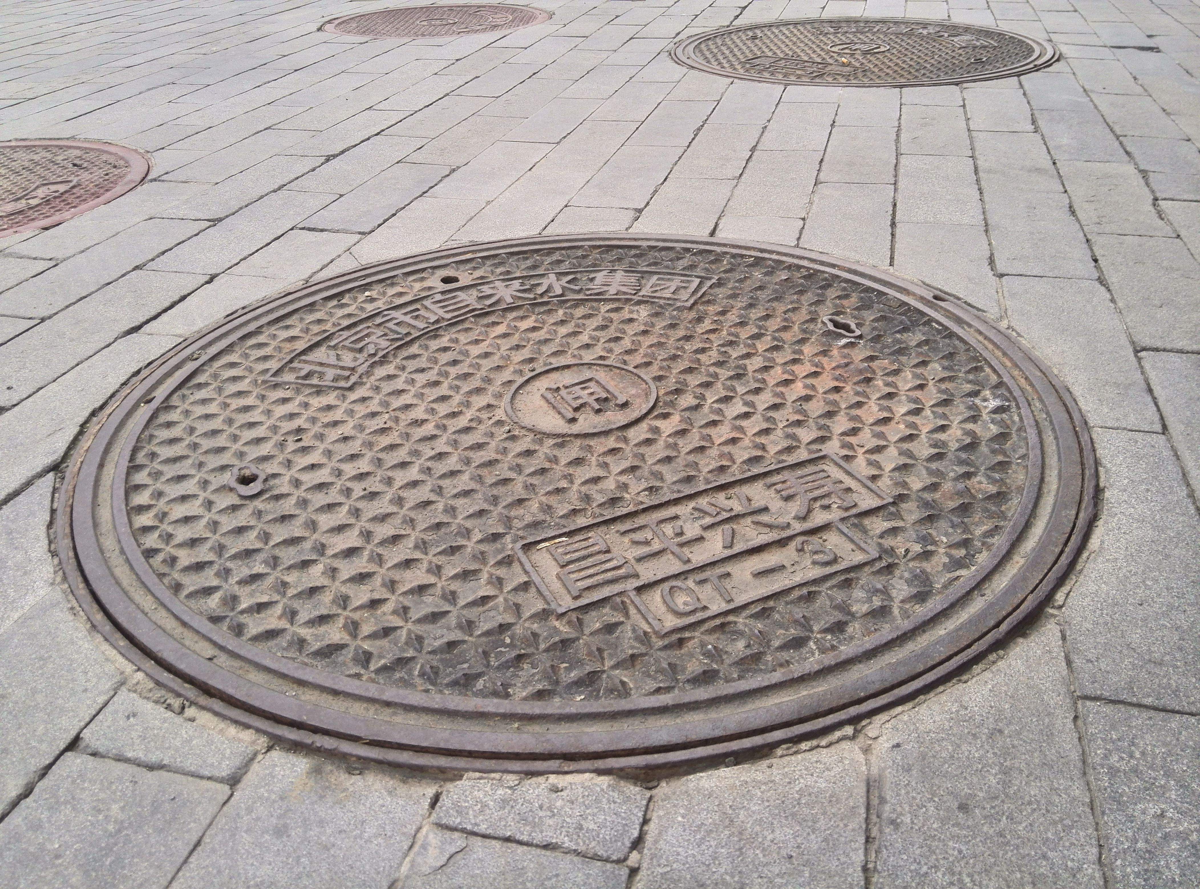 在我们日常行驶的道路中,井盖是经常见的.