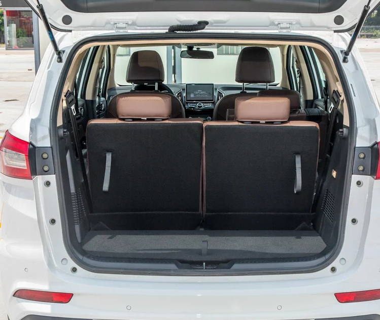 后备箱的空间也不小,平时和家人出门旅行什么的,后备箱也没有放满过