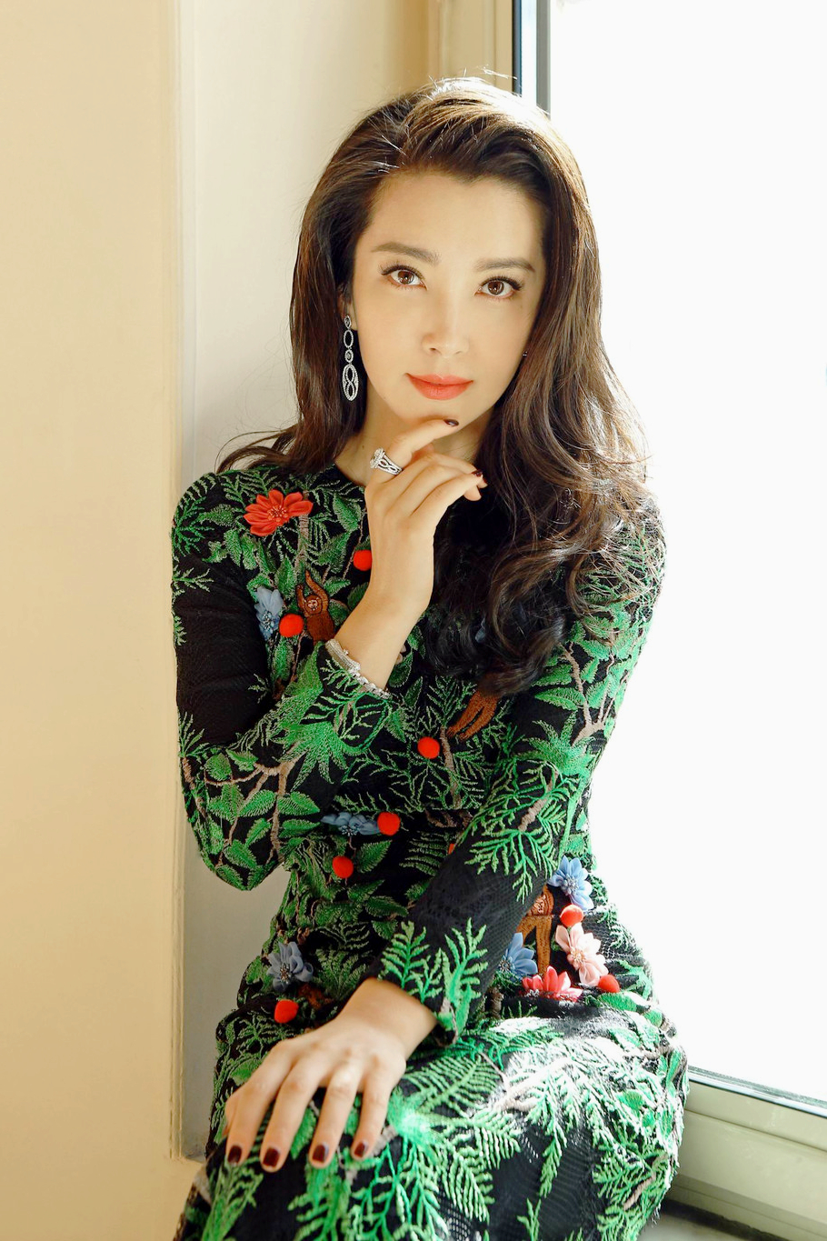 人像摄影(镜头下的端庄美丽女人)