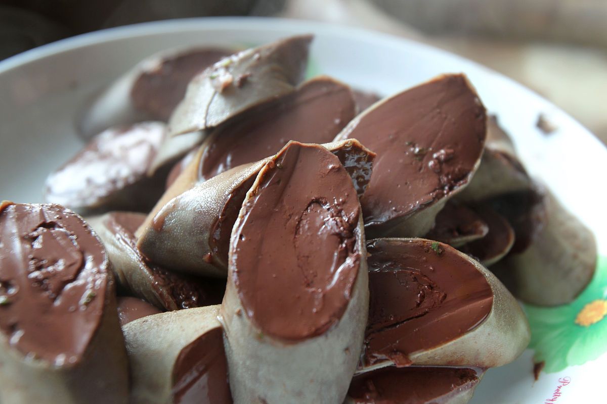 血肠是东北地区传统美食,原料有猪血,猪肠,猪肚等