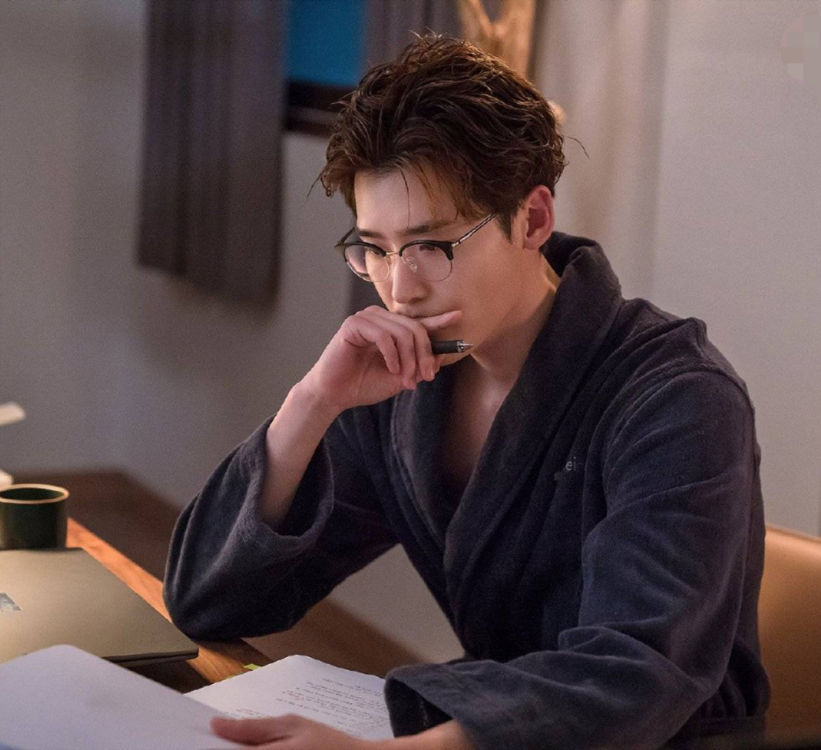 李钟硕"湿发"太帅了,戴上眼镜很斯文,你知道他啥时候入伍吗?