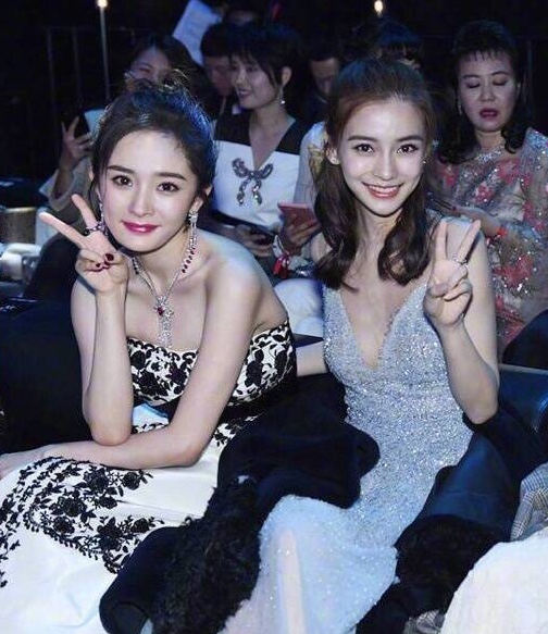 女明星合影:迪丽热巴输给了杨幂,而杨幂却输给了
