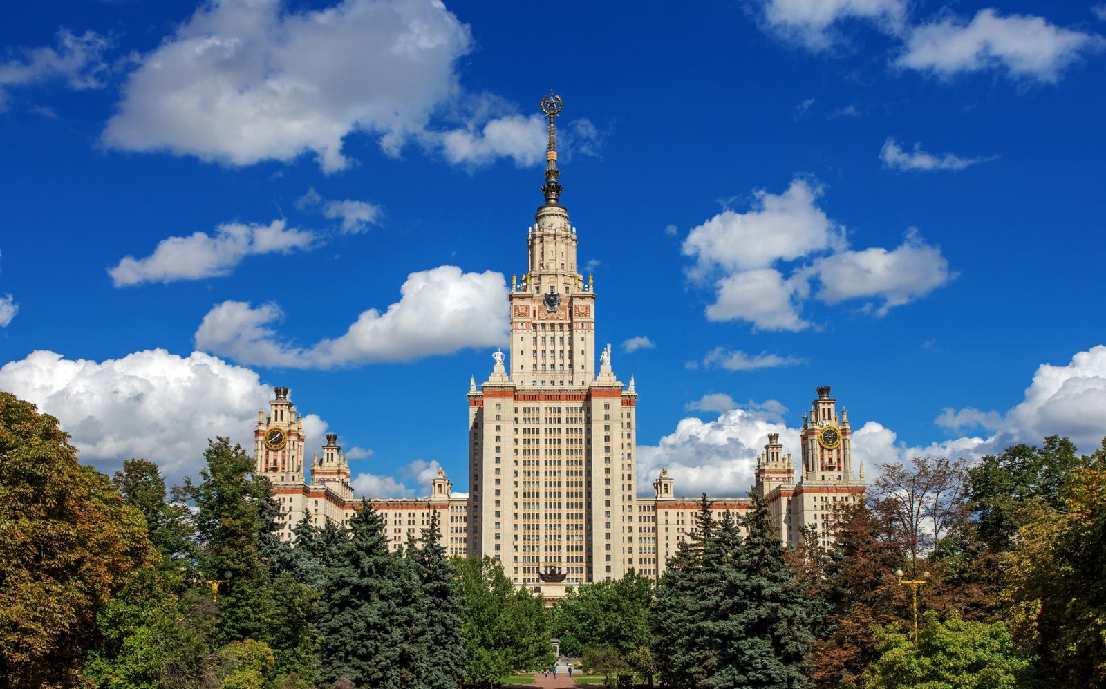 莫斯科大学是莫斯科最古老,历史最悠久的大学. 据说法学系还有新闻系