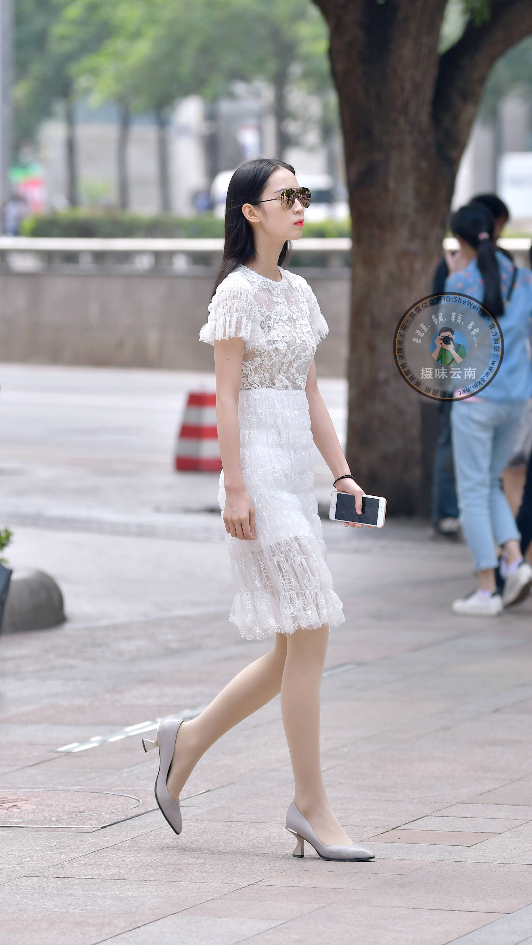 街拍:白色蕾丝连衣裙