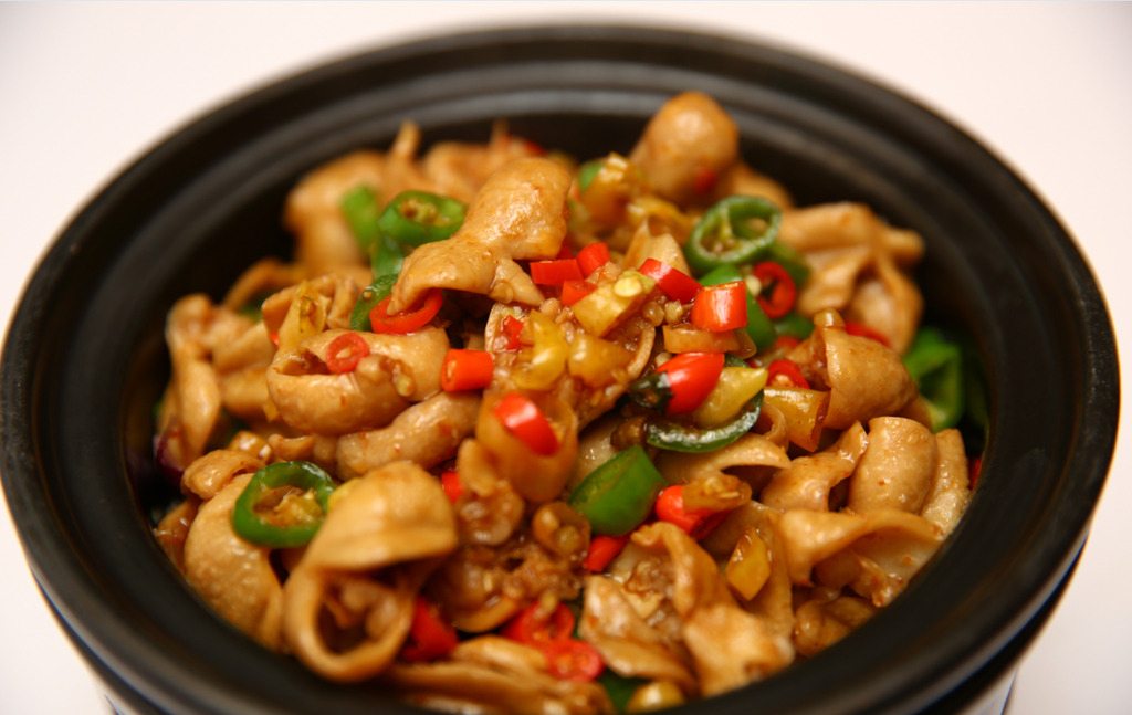 将卤好的肥肠取出,切成小块状,将泡椒切段,酸萝卜切块.