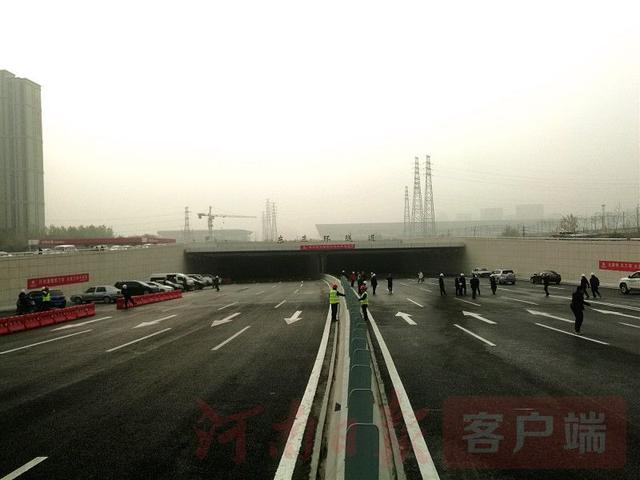 郑州市东三环(107辅道)快速化工程隧道段今日建成试通车