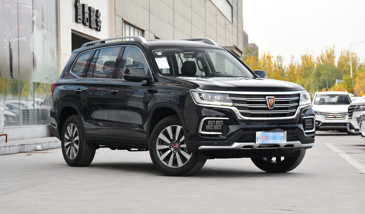 空间还算是不错,后排坐两个人空间尚可,坐三个人的