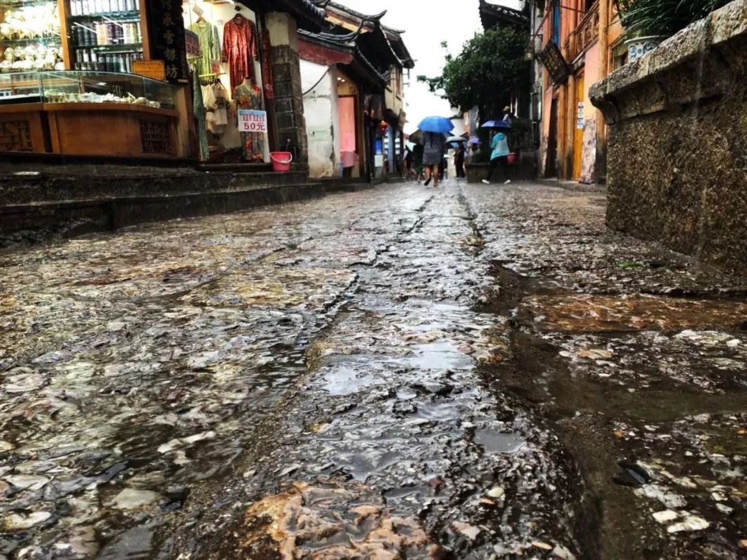 下雨的丽江古城,比晴天的时候更美,只是你不知道怎么玩而已