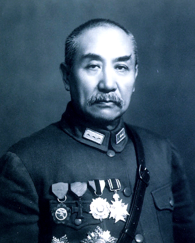 图为阎锡山的个人照片,穿着军装的他,脸上没有半分表情,看上起威严有