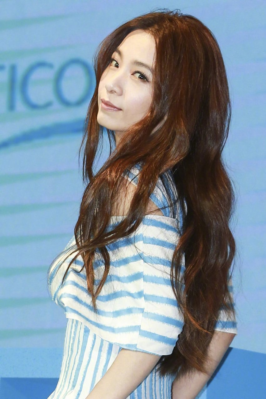 【田馥甄条纹裙look】"she"成员田馥甄清新温柔,穿一身条纹裙飘逸淡雅