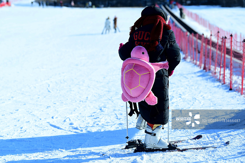 滑雪防摔神器现身沈阳 市民背萌萌"龟壳"似"忍者神龟"