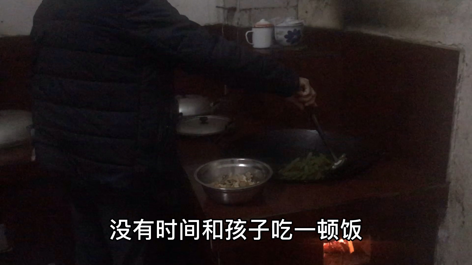 广西农村一家人用柴火炒菜的生活,你体验过吗?