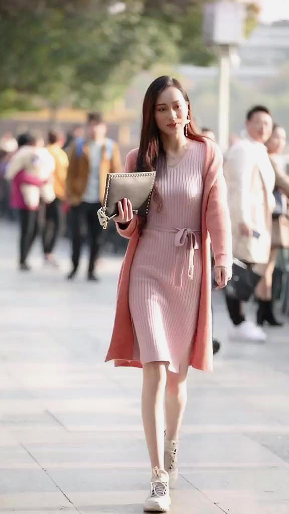 街拍:今日最美邻家小姐姐,最后一笑心酥了