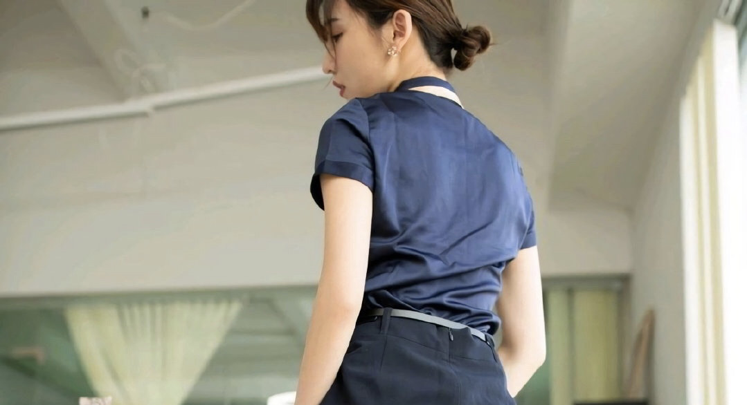 气质爆屏的办公室女同事,身材高挑,颜值超高!