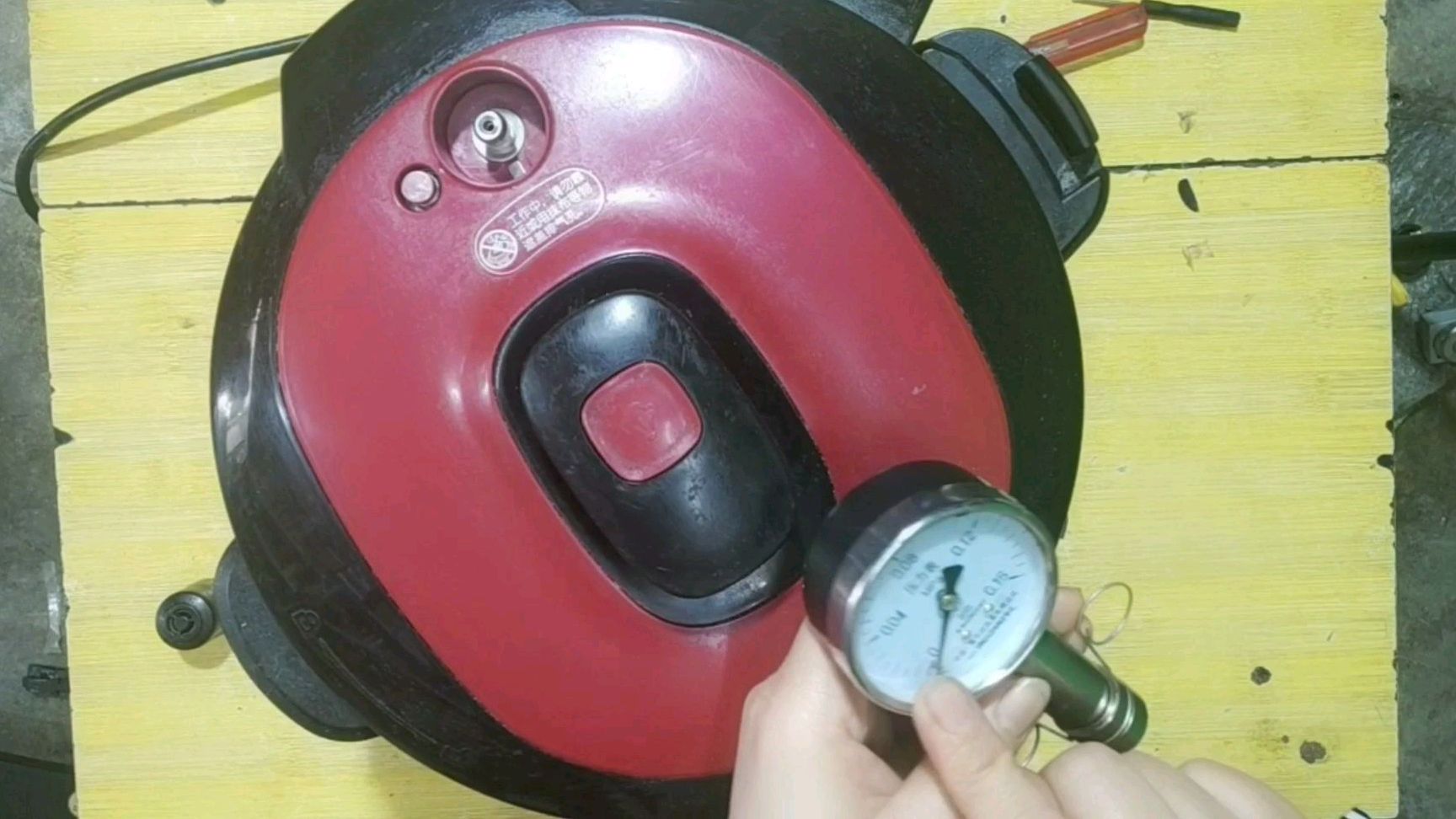 电压力锅压力过大引起漏气,霞子没换配件就修好了