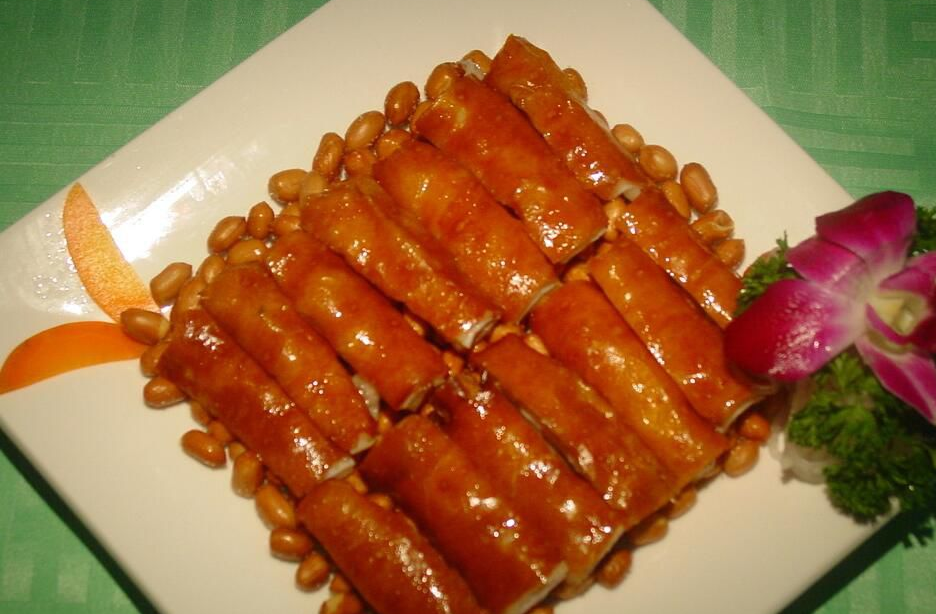 脆皮炸大肠是一道美食,主要原料有猪大肠,大蒜,大葱,辣椒等.