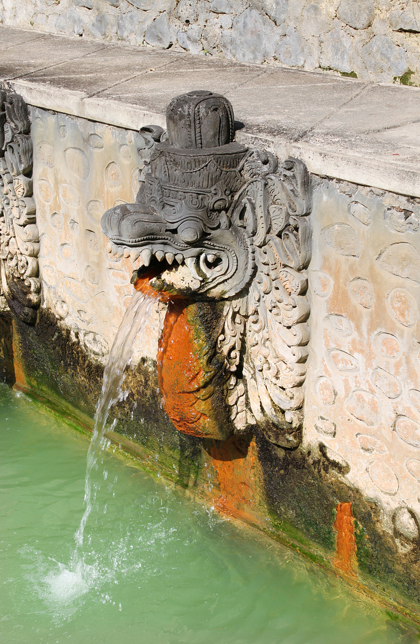 北京大雨故宫再现龙吐水!