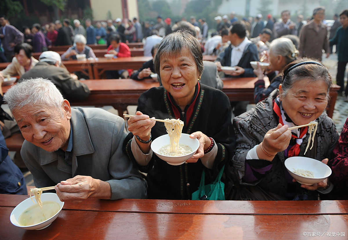 老话讲 老人是条龙 向谁谁家穷 是啥意思 老祖宗的忠告 百科ta说