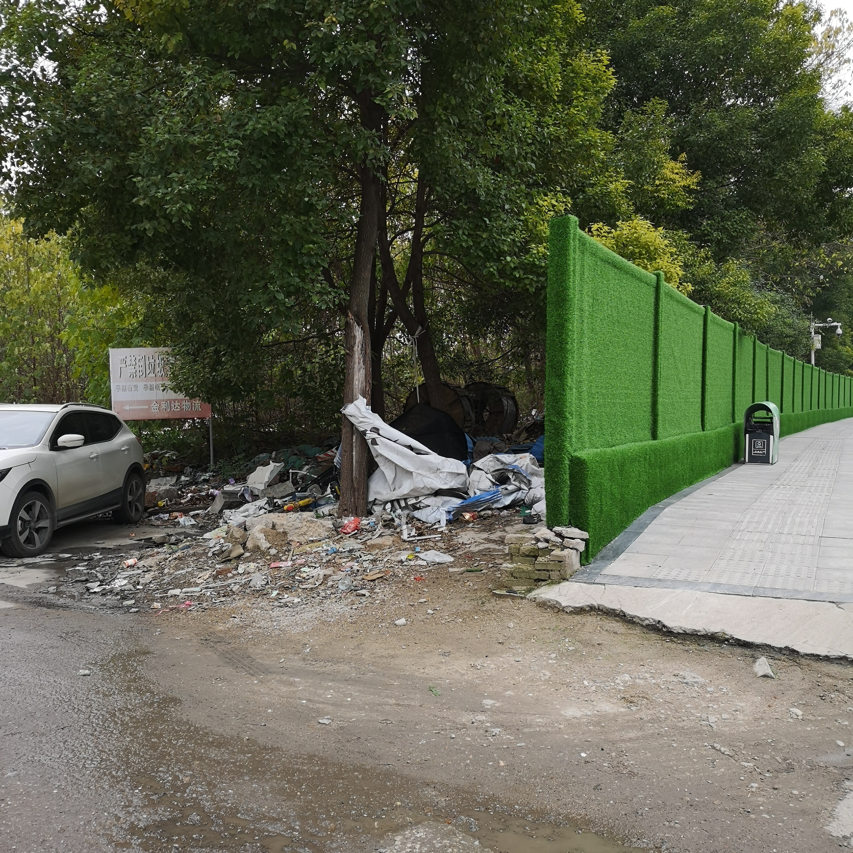 绿色围挡里面垃圾堆积约二十米