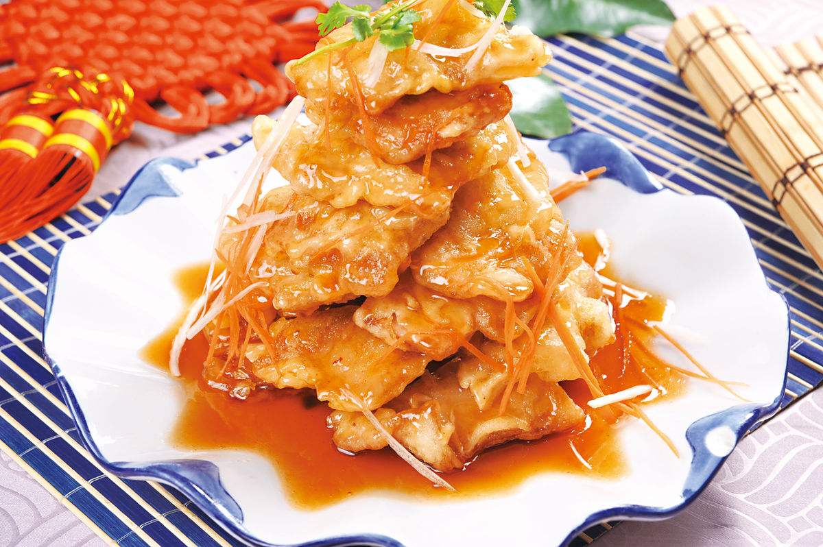 锅包肉原名锅爆肉,是一道东北菜,色泽金黄,口味酸甜