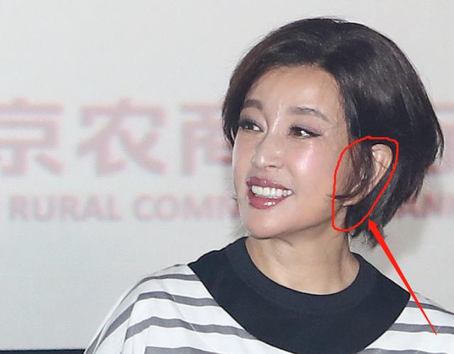 刘晓庆短发出席发布会显年轻,网友:她的耳朵才是亮点!
