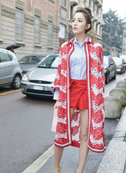 身高也是172cm的古力娜扎,性感的红色短裤加上衬衫外面穿个长褂,十分
