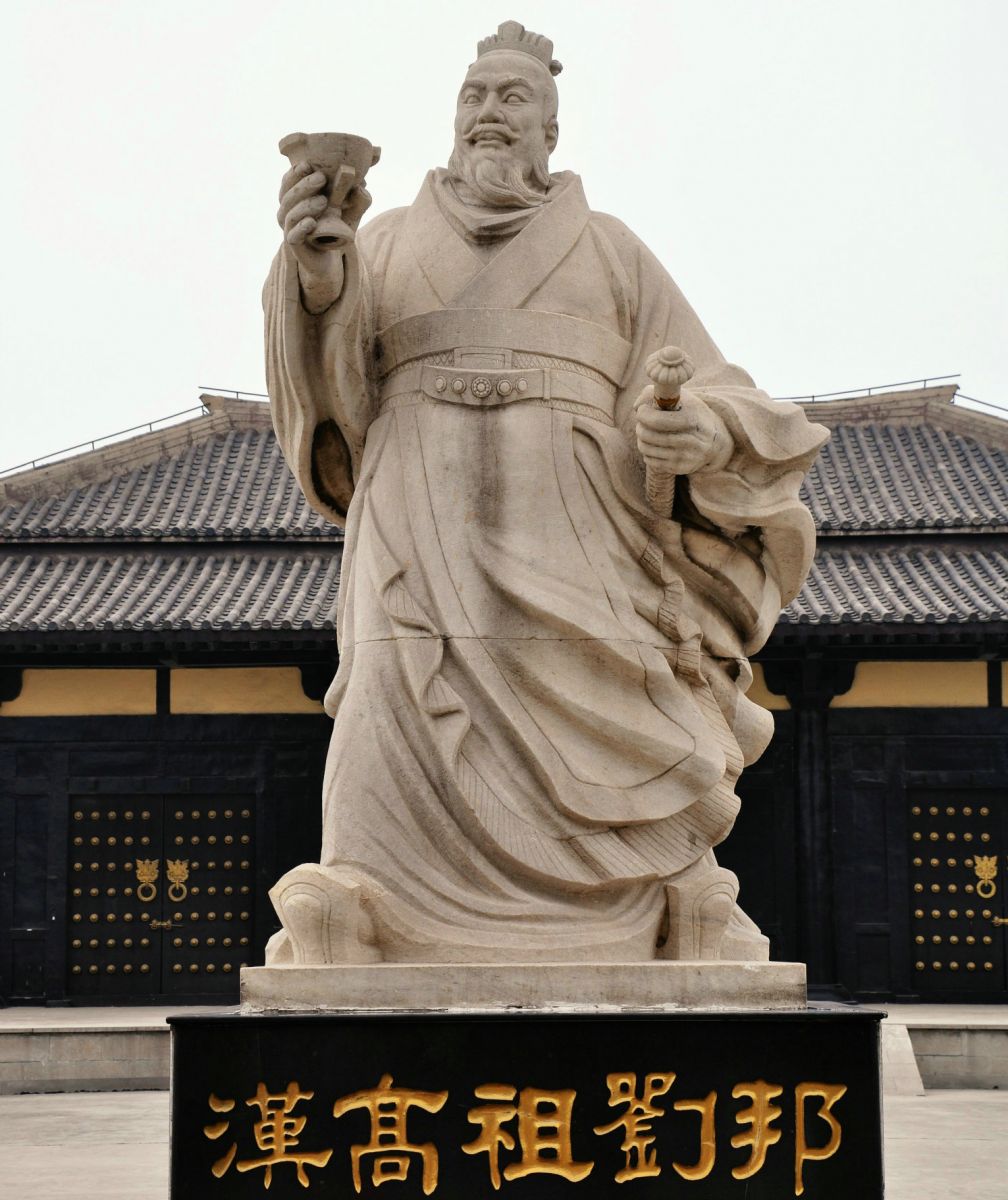 楚汉相争,为什么项羽会战败刘邦,最后还落个乌江自刎?