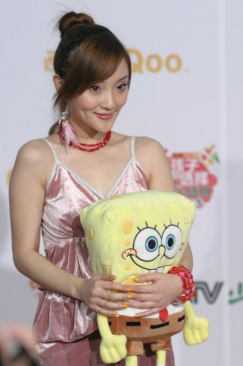 只见画面中的李小璐,一头棕黄色秀发,戴着一副大墨镜