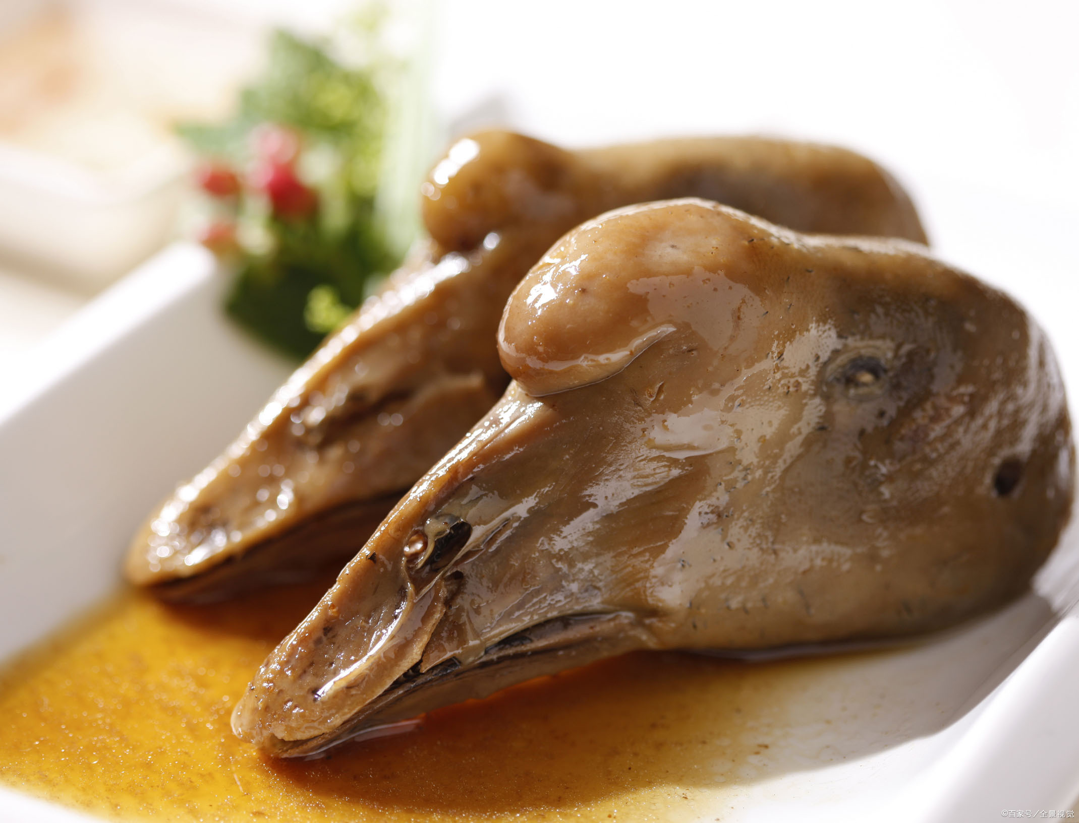 老鹅头的营养价值比牛羊肉都高,口感更加筋道出挑,鹅香醇厚,味道鲜美