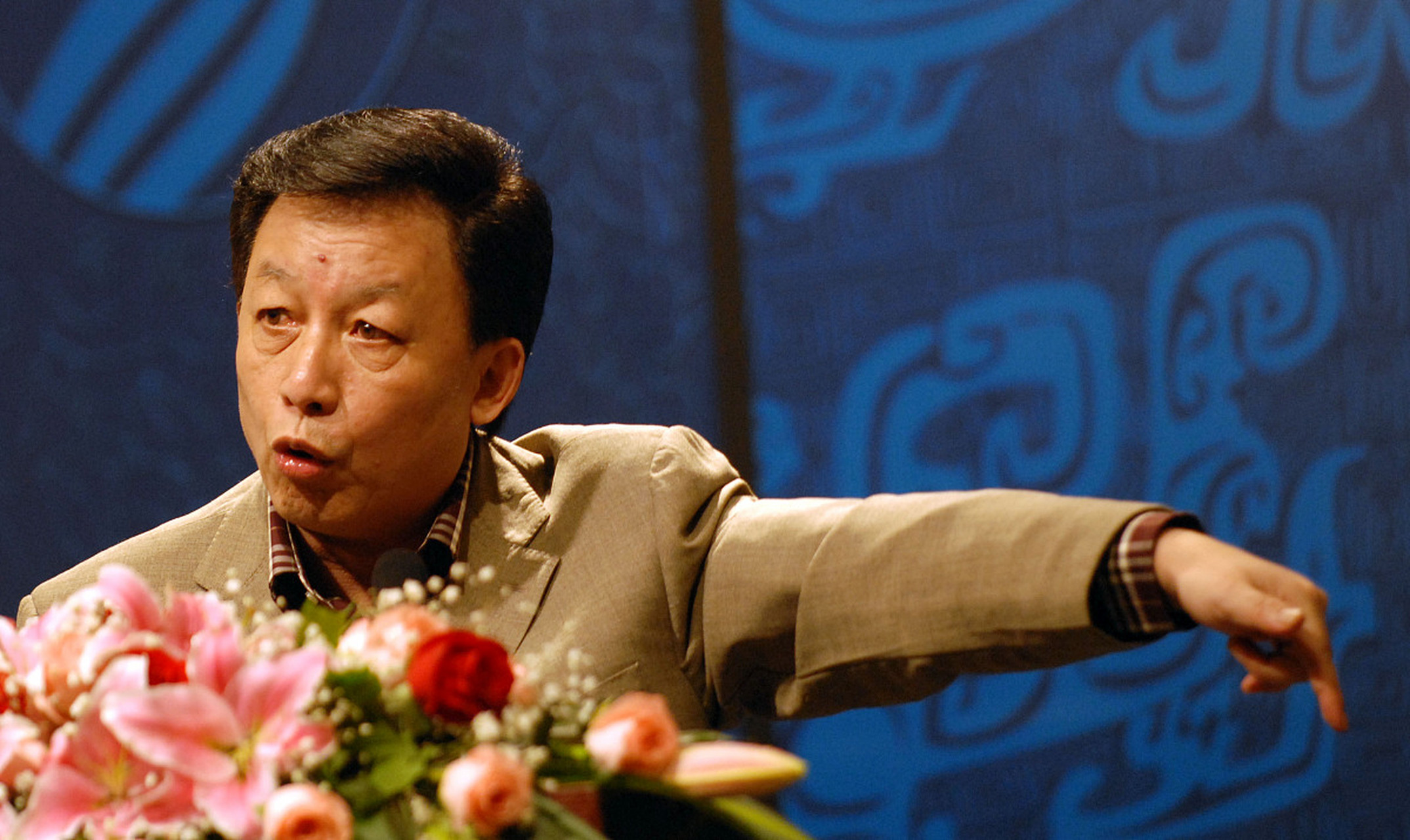 这是他的《易中天中华史》.他翻开书,开始讲述起中华历史的故事.