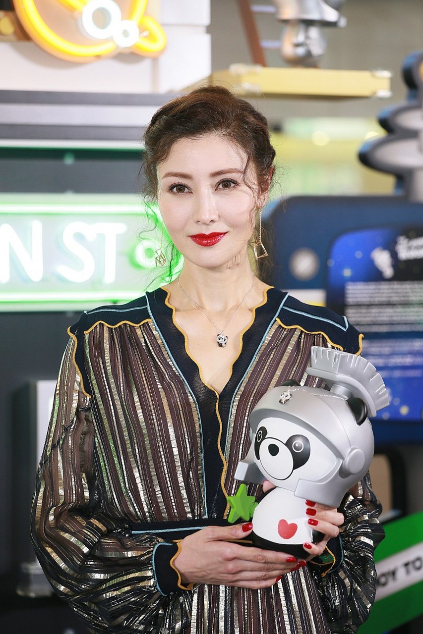 李嘉欣这张脸老了还是这么美,一袭v领条纹亮面连衣裙端庄优雅,真是不