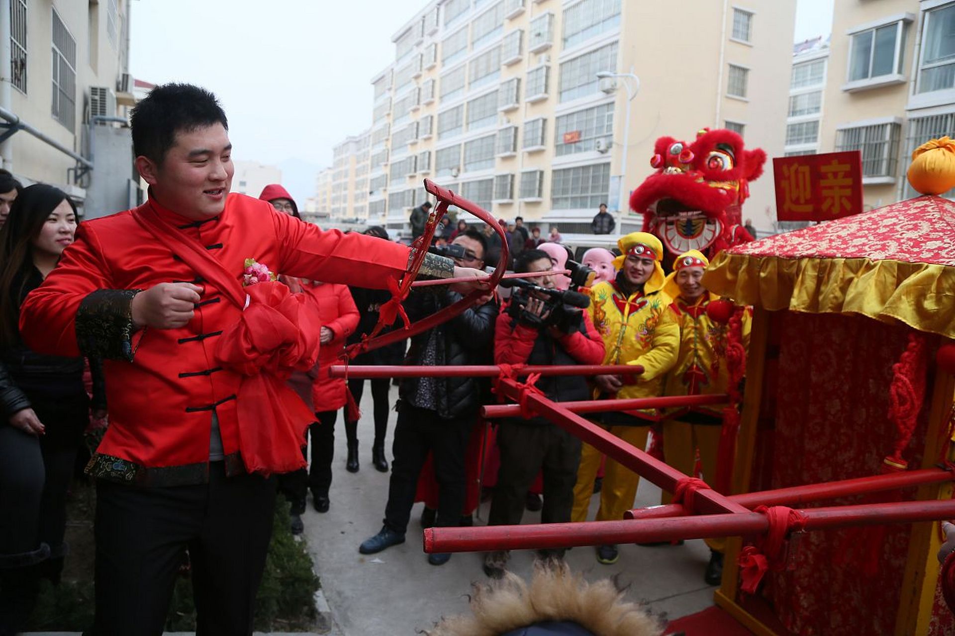 "在河南商丘,据传新娘在结婚当日,听从了闺蜜的提议,于下车前向新郎