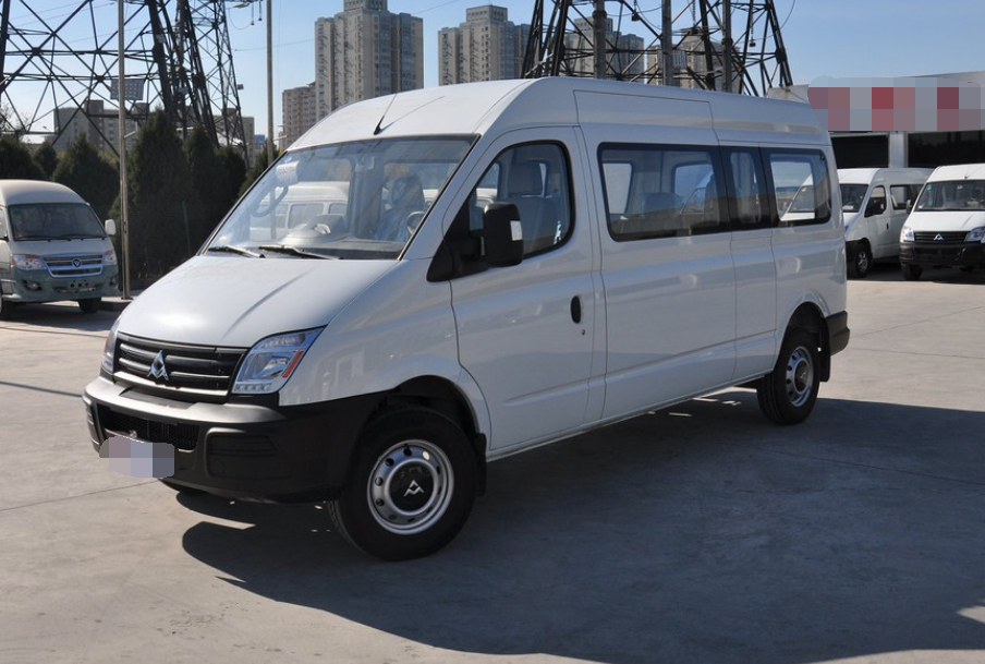 大通v80,增加全新的设计理念,车型显得沉稳,恭敬有加