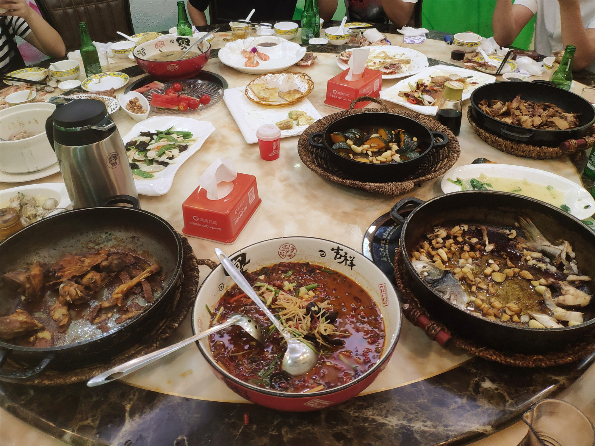 年底家人聚餐,点了1000元海鲜没吃饱,媳妇:你是不是不会点菜?