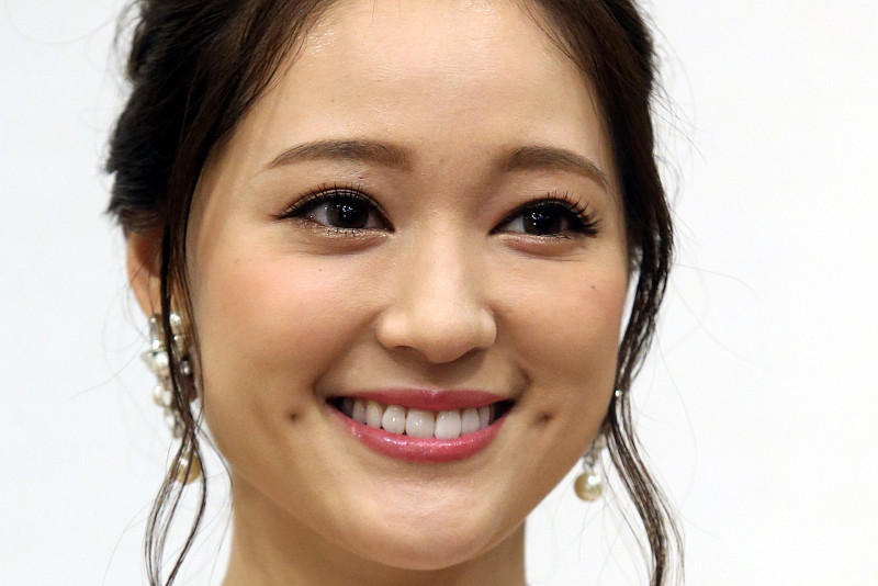 写真中的chay眼波流转,知性不失可爱气息.