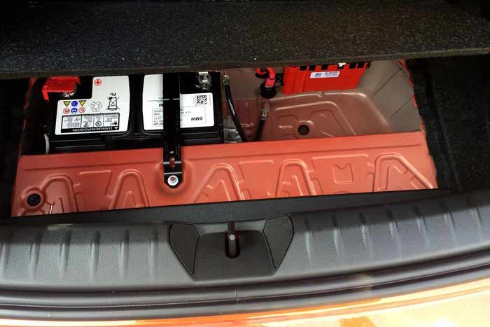 小伙买3缸宝马感受:有点抖,保养一次1500没了,工资卡剩6块3