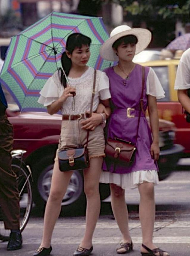 80年代旧照:深圳一家发廊门口,三位打扮时尚的年轻女孩站在门口抽着